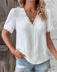 Nika | V-Ausschnitt-Bluse mit zarten Spitzendetails