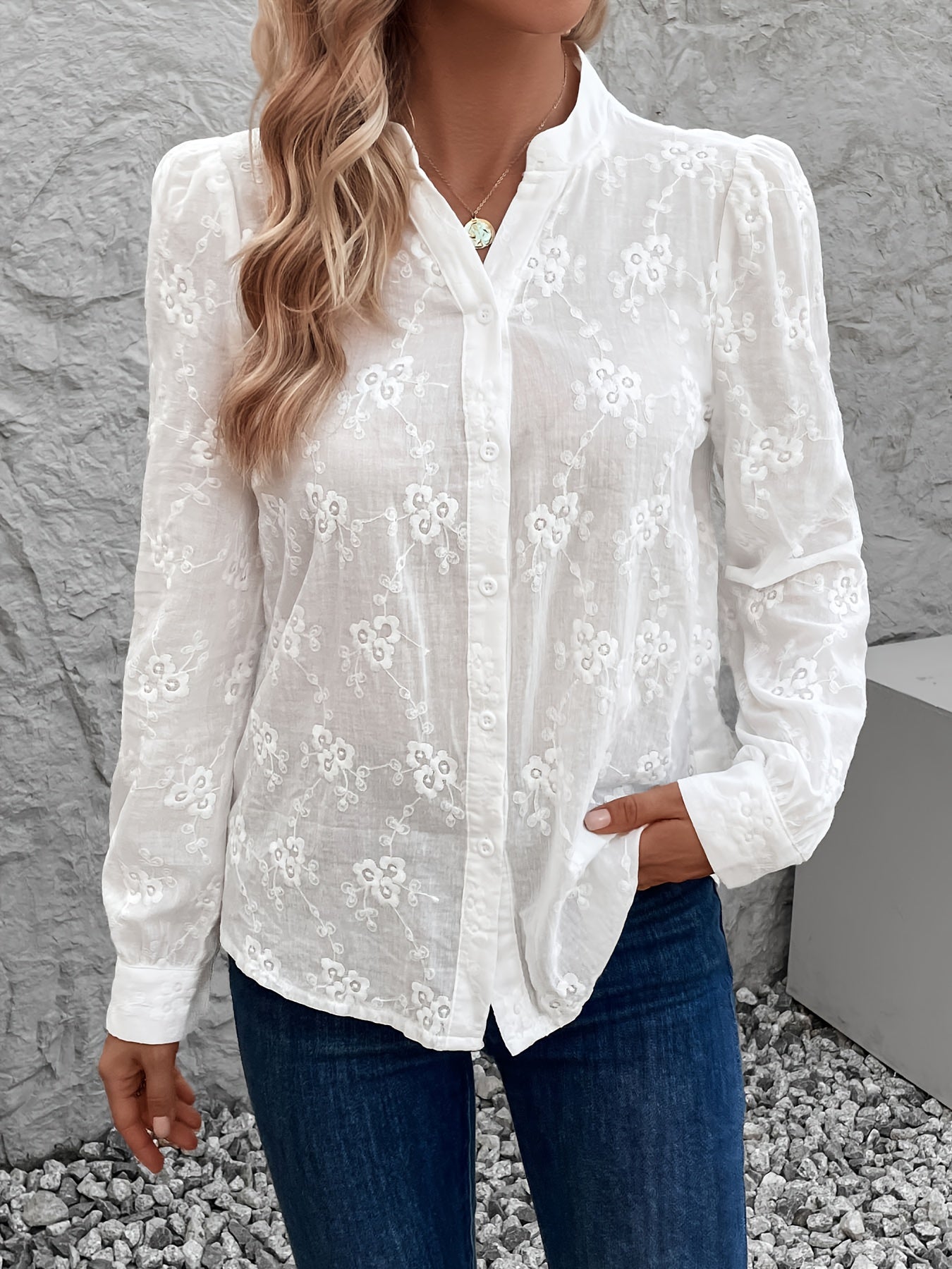 Elodie | Bluse mit filigraner Blumenstickerei
