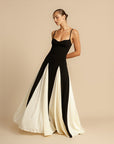Noelle | Zweifarbiges Abendkleid mit Schwingeffekt