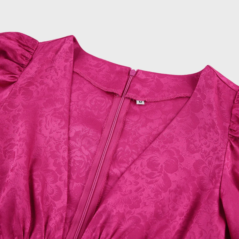 Quirina | Fließendes Damen-Midikleid mit kurzen Ärmeln und Falten vorn