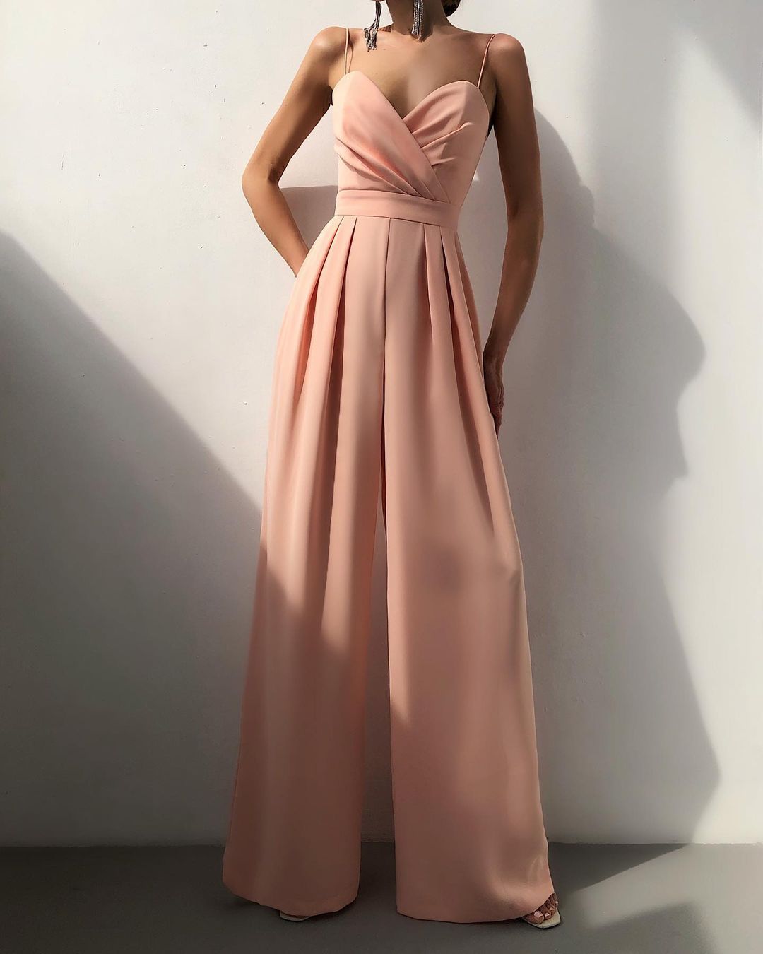 Liora | Moderner Jumpsuit mit V-Ausschnitt für Damen