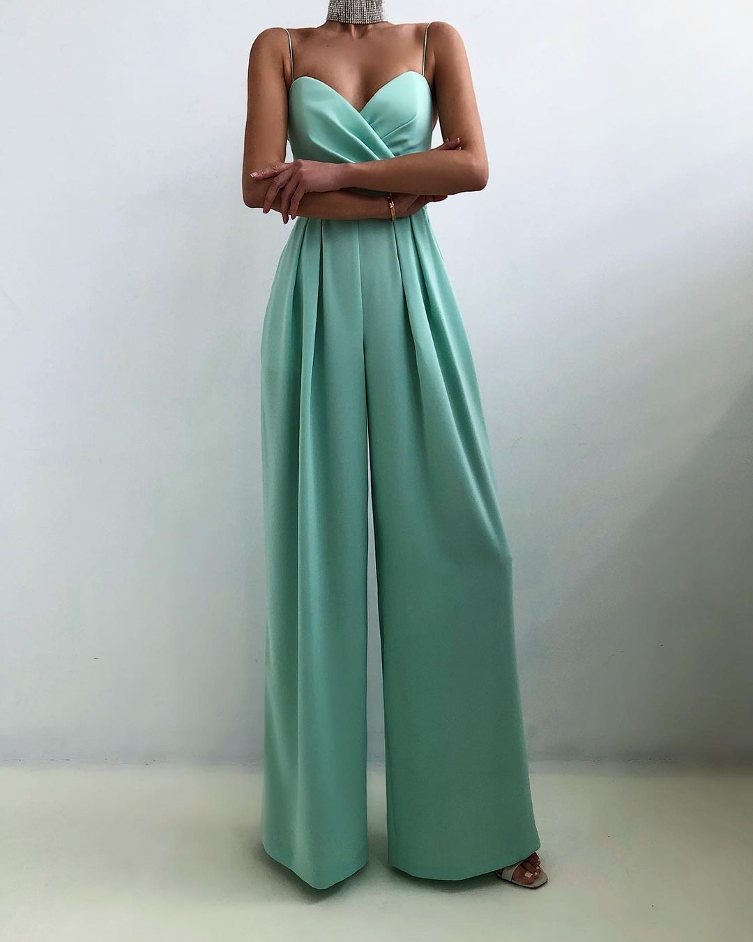 Liora | Moderner Jumpsuit mit V-Ausschnitt für Damen
