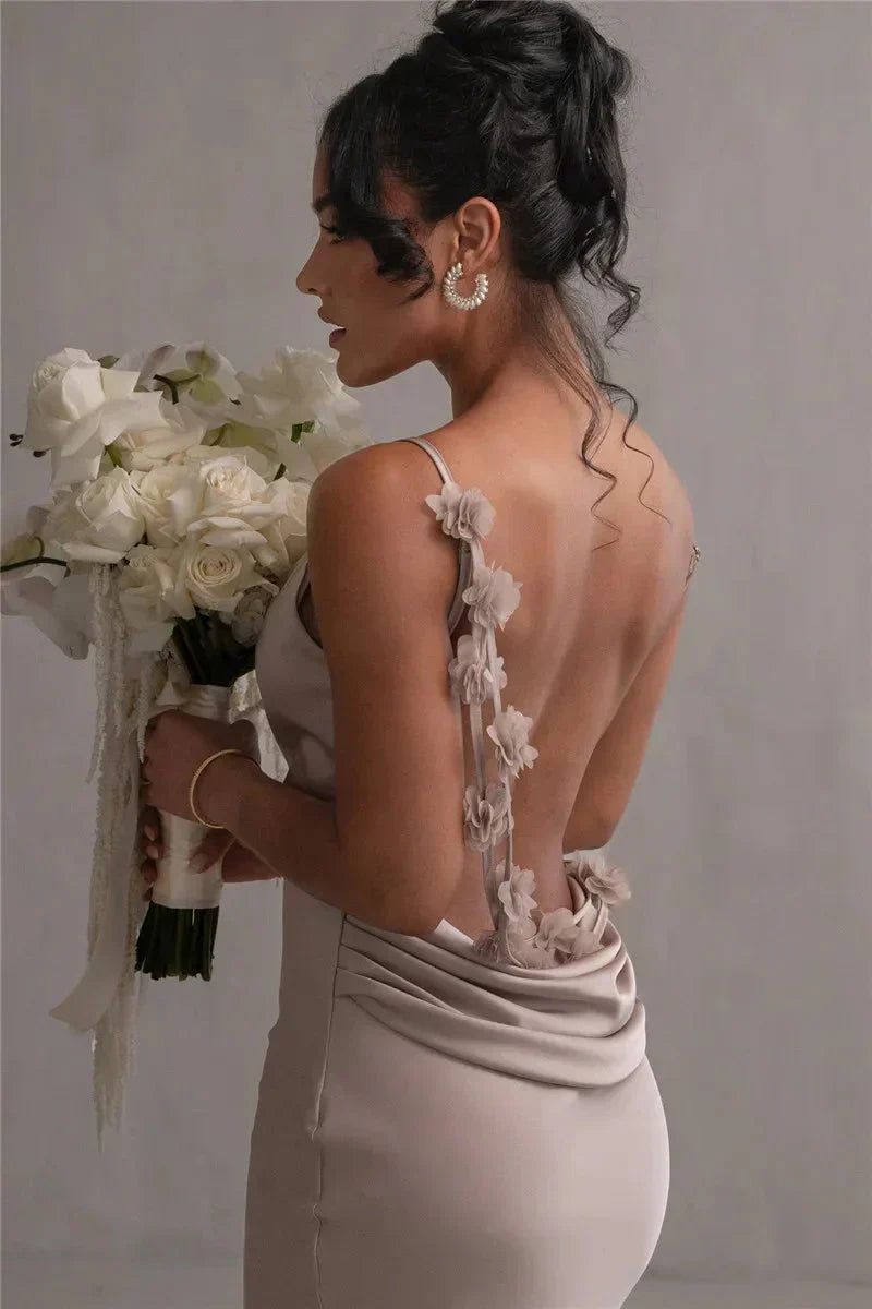 Emily | Satinkleid mit Wasserfallkragen und fließender Eleganz