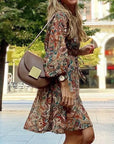 Amira | Sommerkleid mit V-Ausschnitt und floralen Akzenten