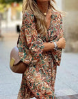 Amira | Sommerkleid mit V-Ausschnitt und floralen Akzenten