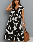 Serena | Kleid mit V-Ausschnitt und modernem Print
