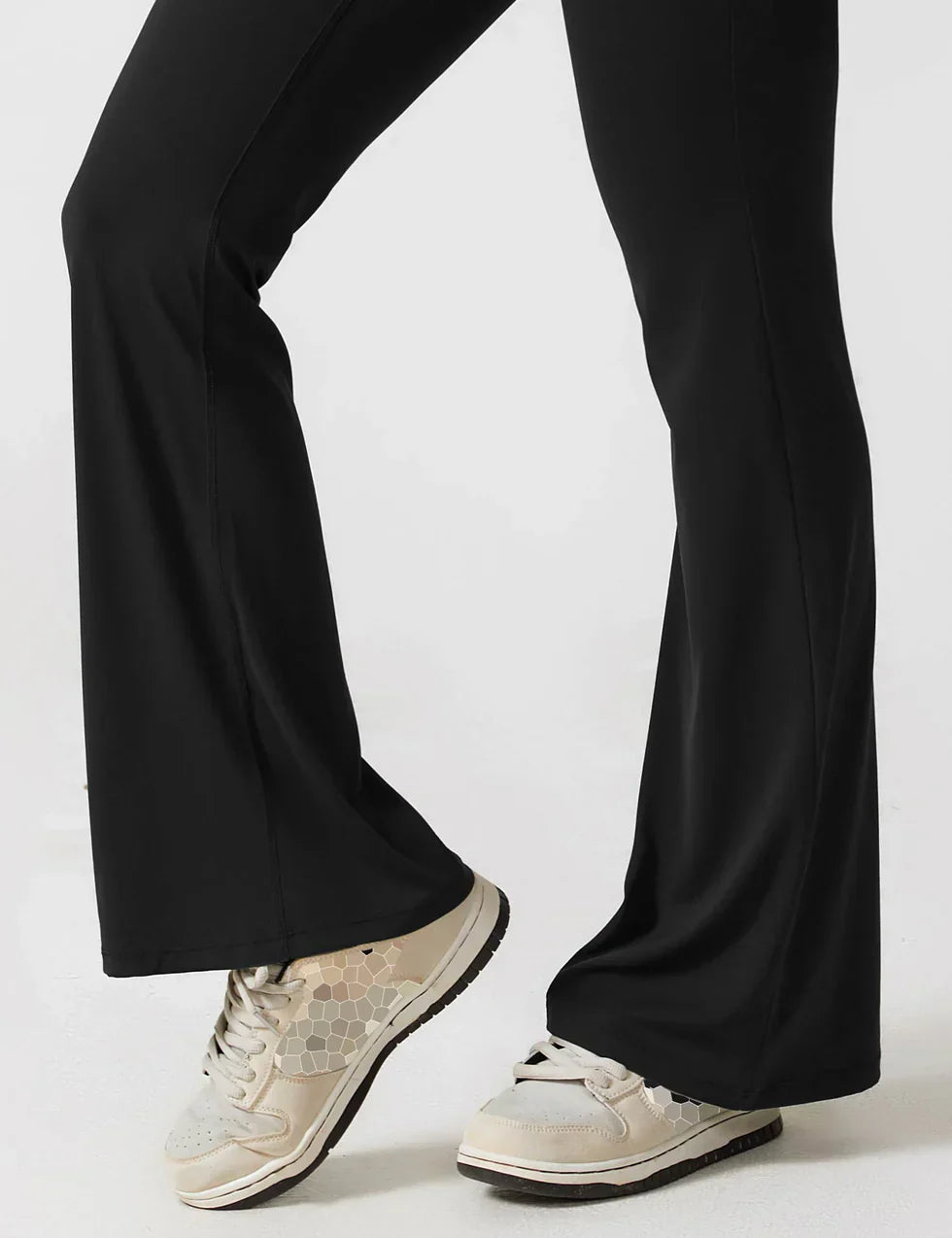 Marvella | Damen-Jumpsuit mit weitem Bein und V-Rücken