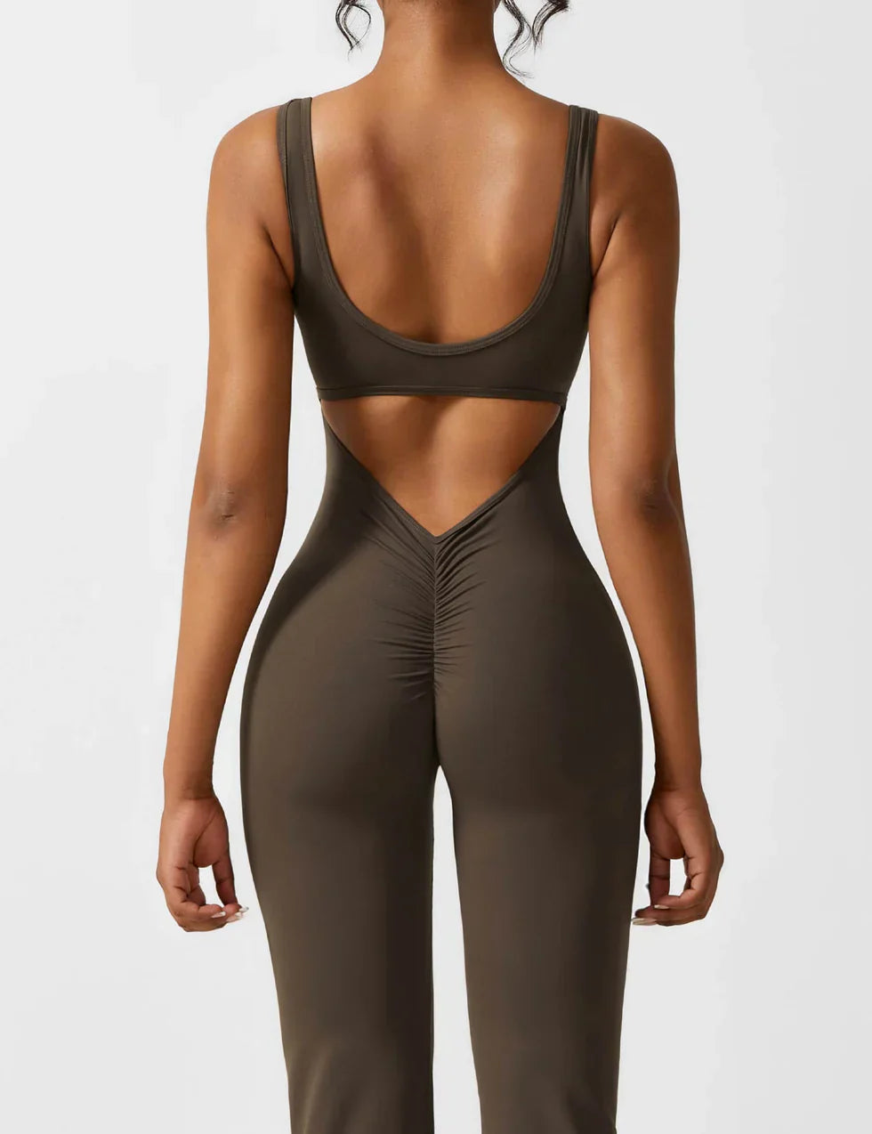 Marvella | Damen-Jumpsuit mit weitem Bein und V-Rücken