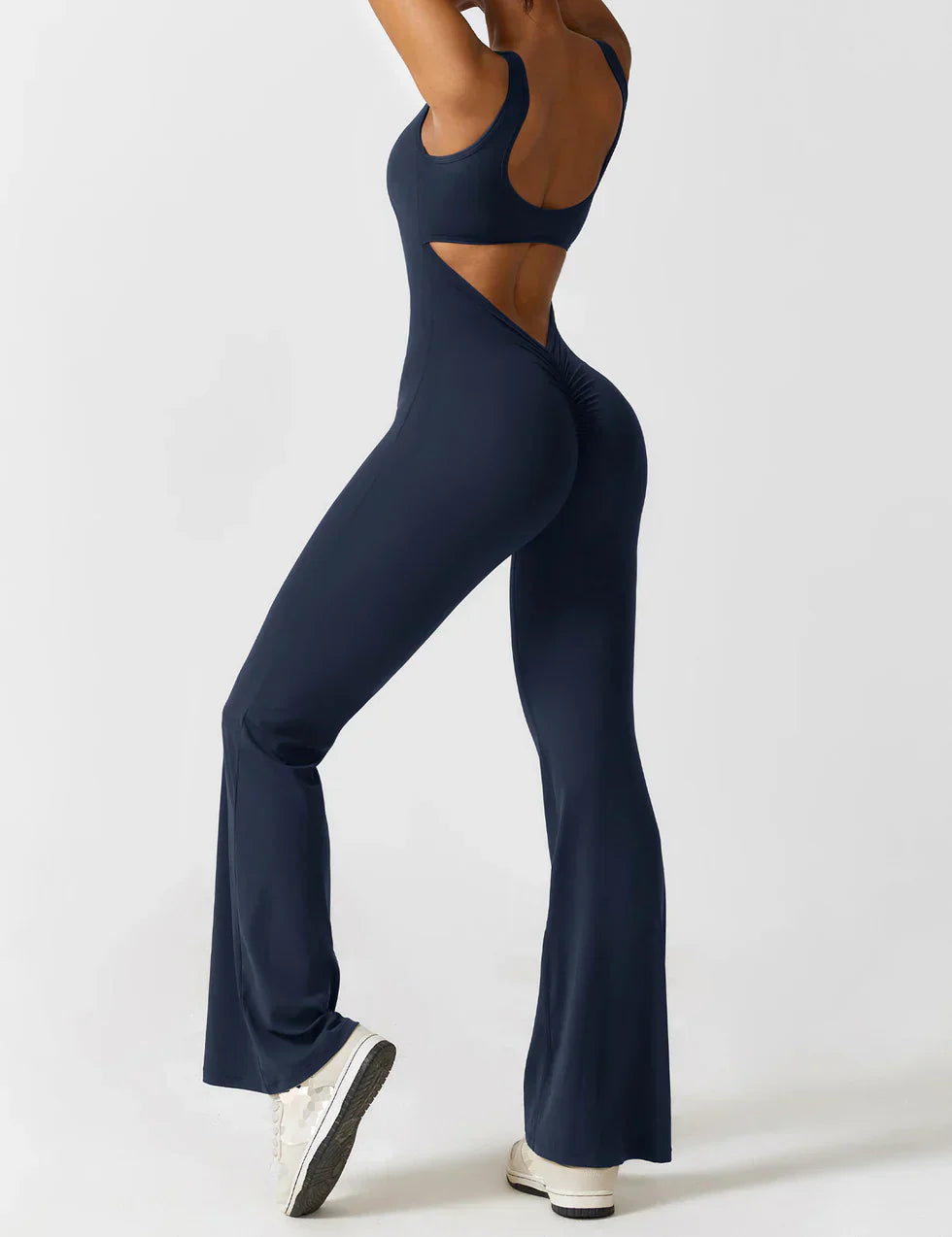 Marvella | Damen-Jumpsuit mit weitem Bein und V-Rücken