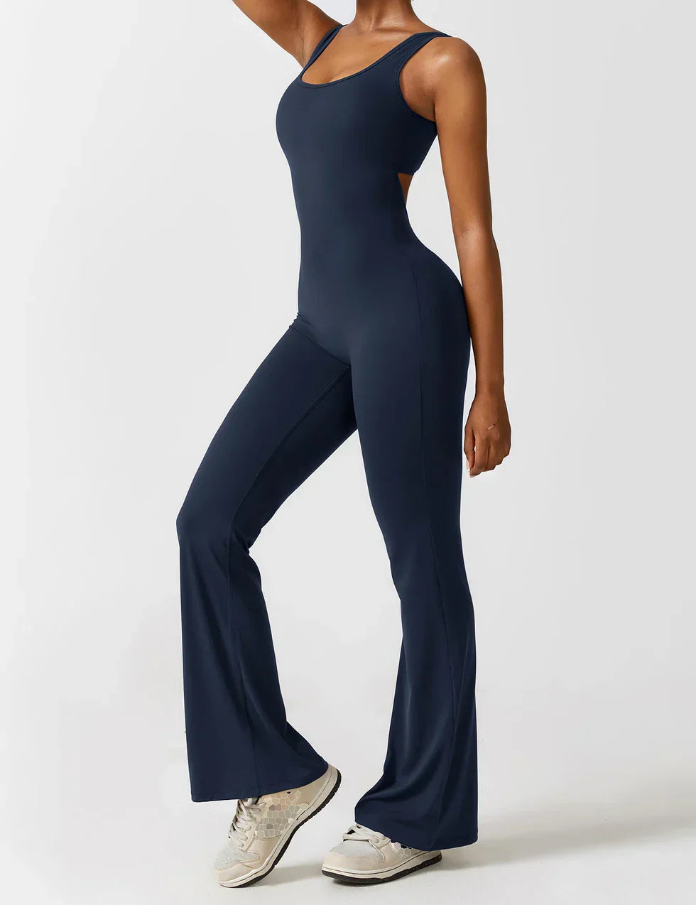 Marvella | Damen-Jumpsuit mit weitem Bein und V-Rücken