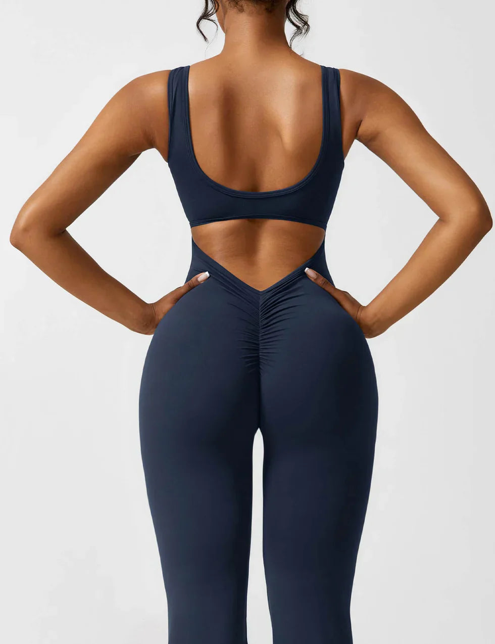 Marvella | Damen-Jumpsuit mit weitem Bein und V-Rücken