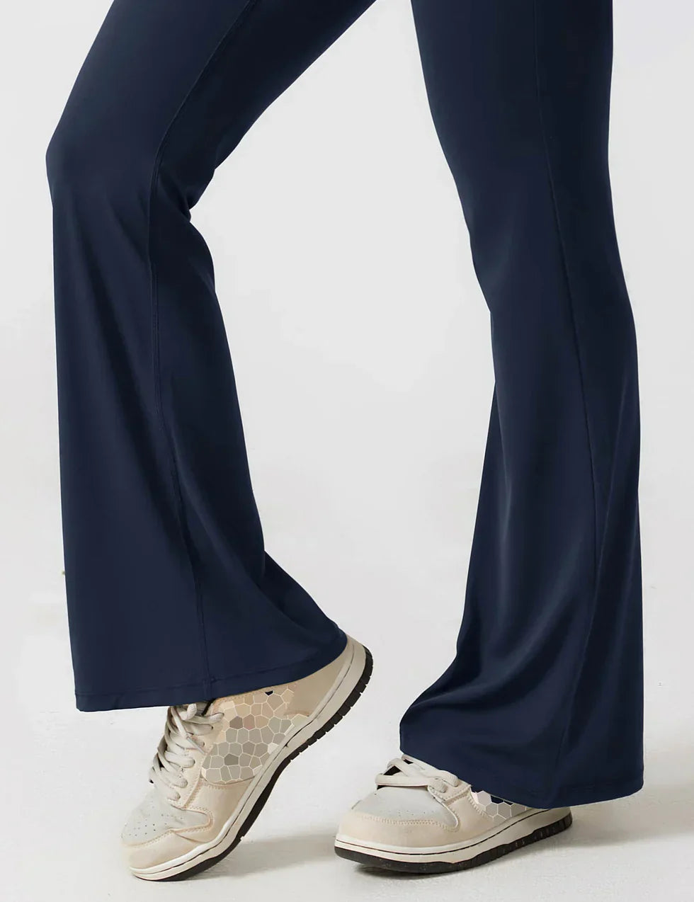 Marvella | Damen-Jumpsuit mit weitem Bein und V-Rücken