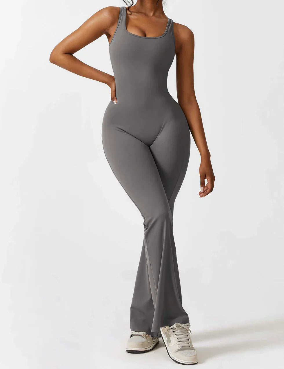 Marvella | Damen-Jumpsuit mit weitem Bein und V-Rücken