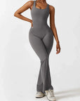 Marvella | Damen-Jumpsuit mit weitem Bein und V-Rücken