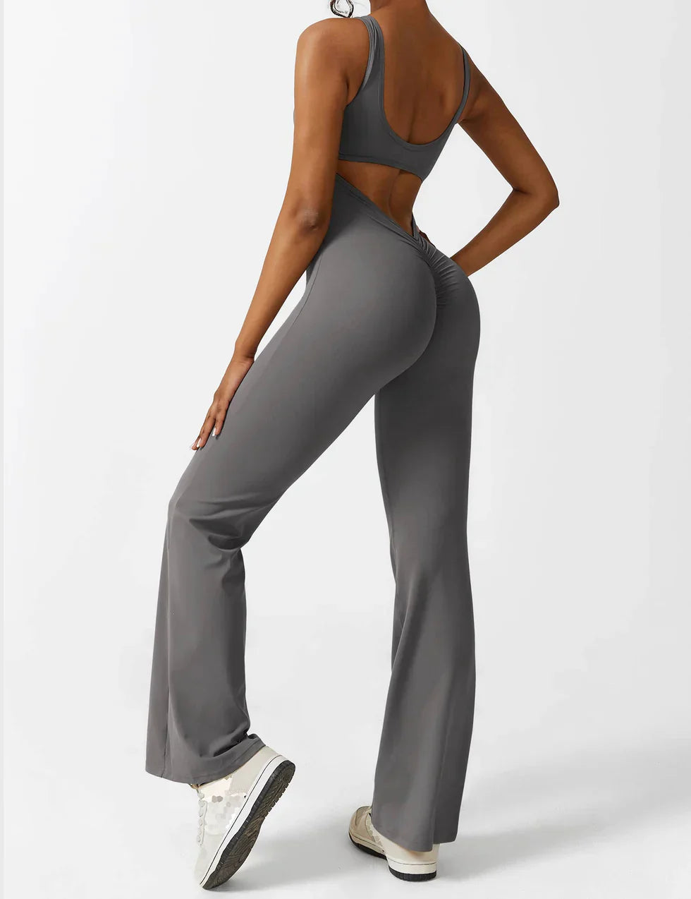 Marvella | Damen-Jumpsuit mit weitem Bein und V-Rücken