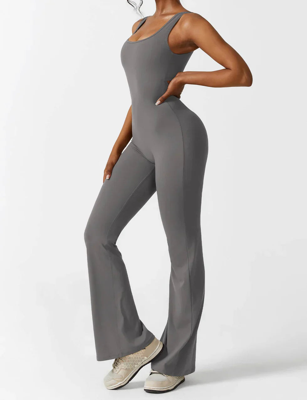 Marvella | Damen-Jumpsuit mit weitem Bein und V-Rücken