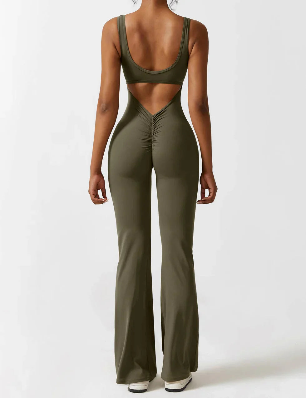 Marvella | Damen-Jumpsuit mit weitem Bein und V-Rücken