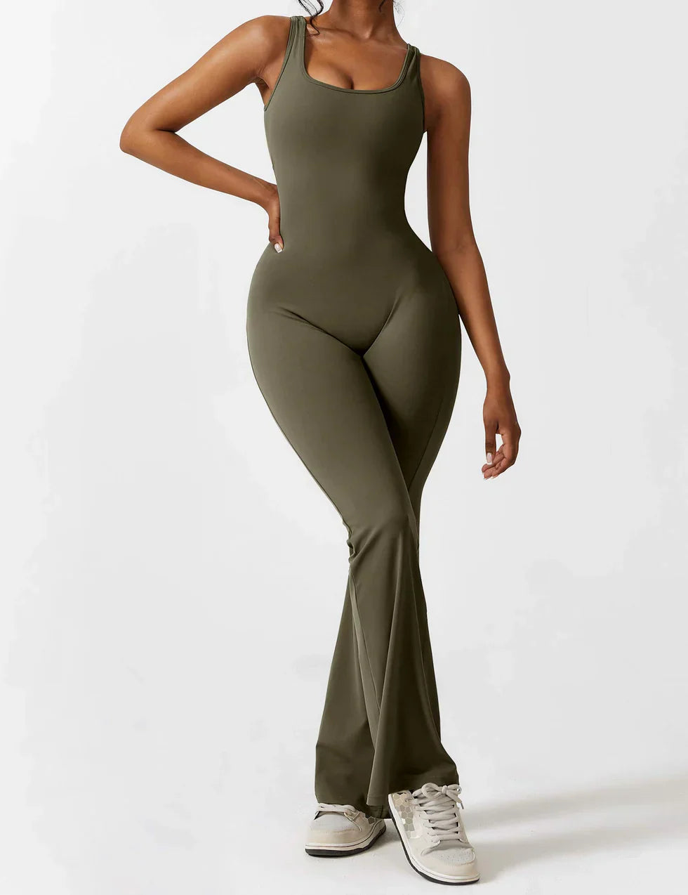 Marvella | Damen-Jumpsuit mit weitem Bein und V-Rücken