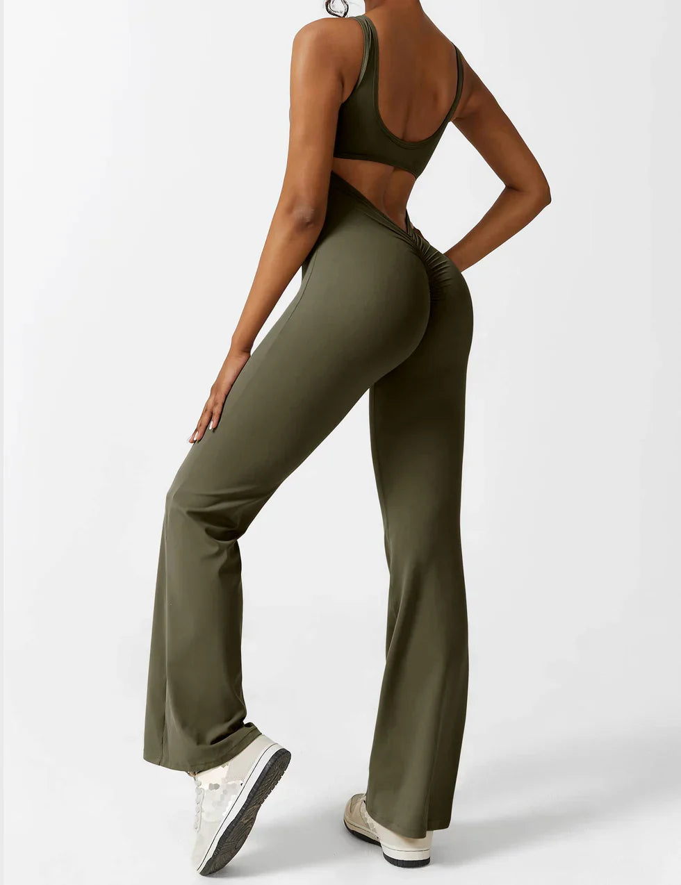 Marvella | Damen-Jumpsuit mit weitem Bein und V-Rücken