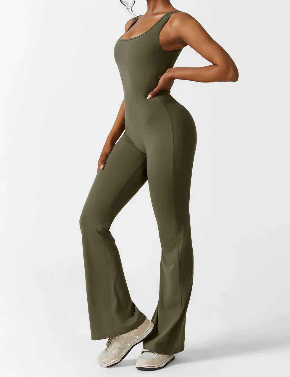 Marvella | Damen-Jumpsuit mit weitem Bein und V-Rücken