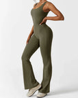 Marvella | Damen-Jumpsuit mit weitem Bein und V-Rücken