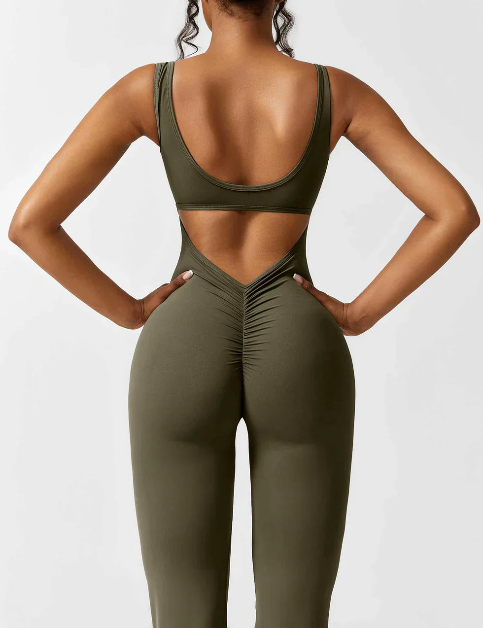 Marvella | Damen-Jumpsuit mit weitem Bein und V-Rücken